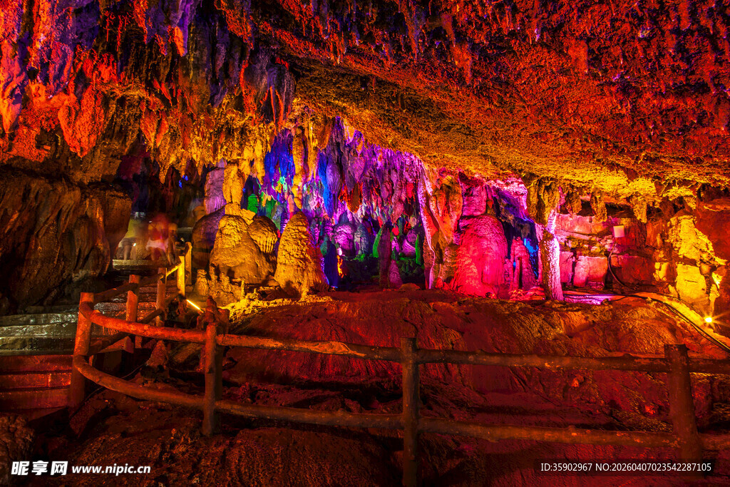 梦幻溶洞景观绚丽多姿