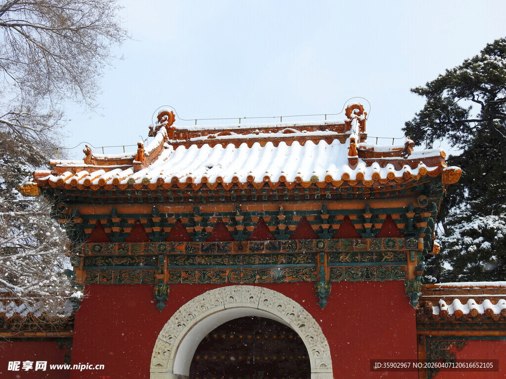 雪覆红墙古建筑之美