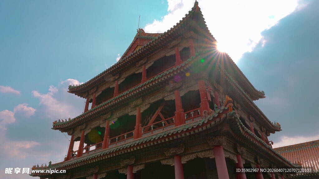 古风楼阁映于霞光之下