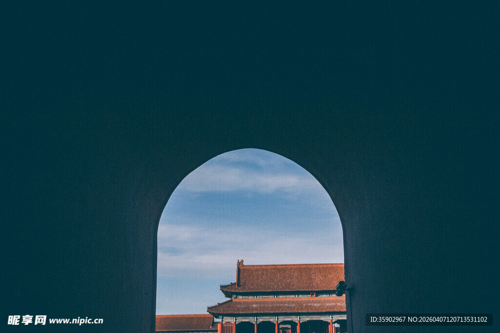 透过拱门望古典建筑