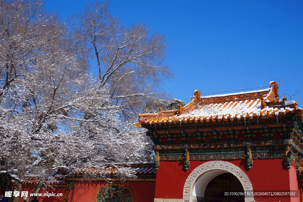红墙古建映雪景
