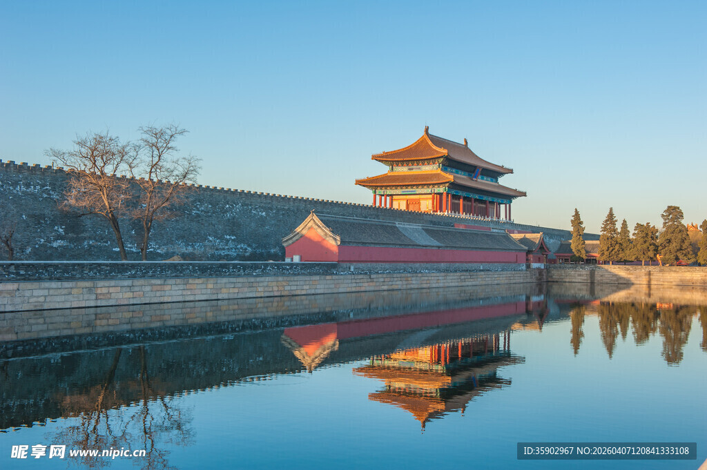故宫角楼映于碧水蓝天