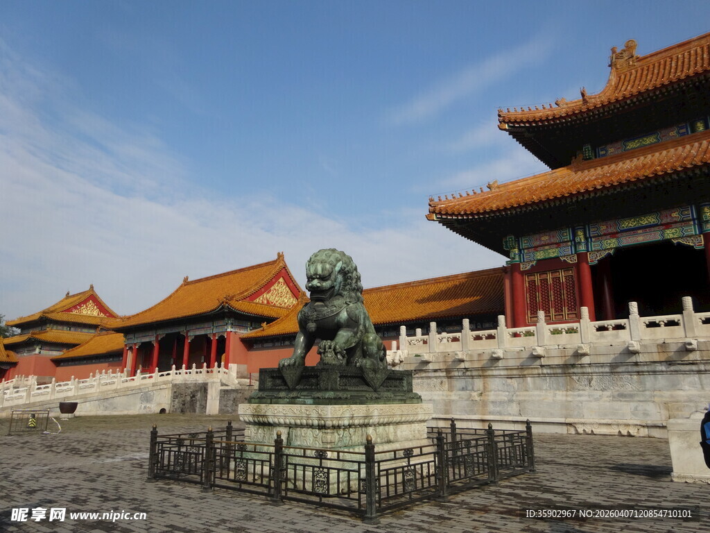 故宫古建筑前的青铜神兽