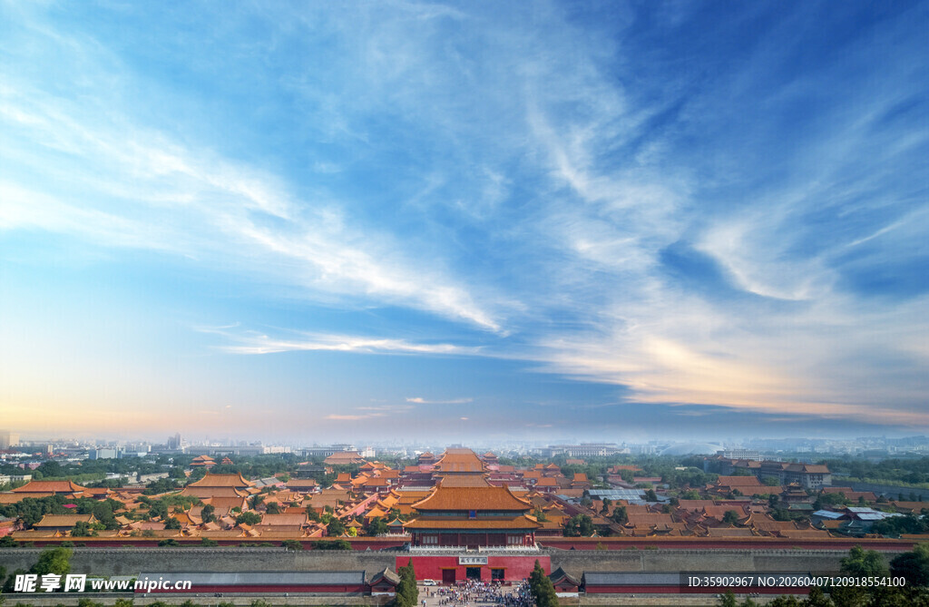 故宫全景蓝天白云下的壮丽