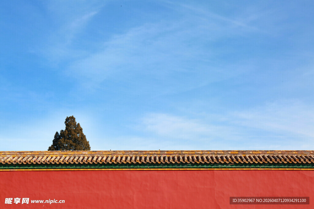 红墙蓝天映衬下的古建筑