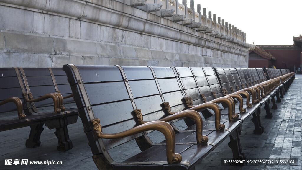 河边木质长椅与金属扶手