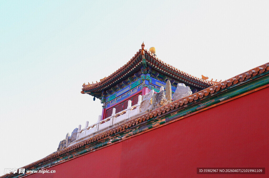 红墙金瓦中式古建筑一角