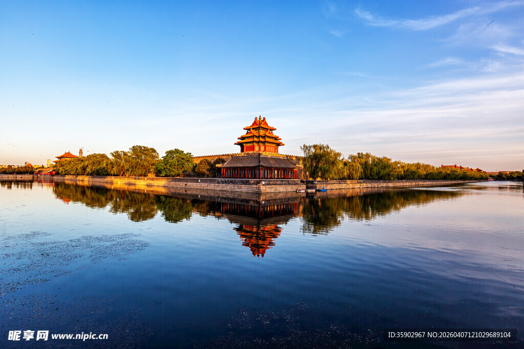 秋日湖畔古建筑倒影美景