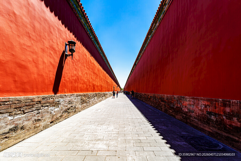 红墙夹道光影交错之景