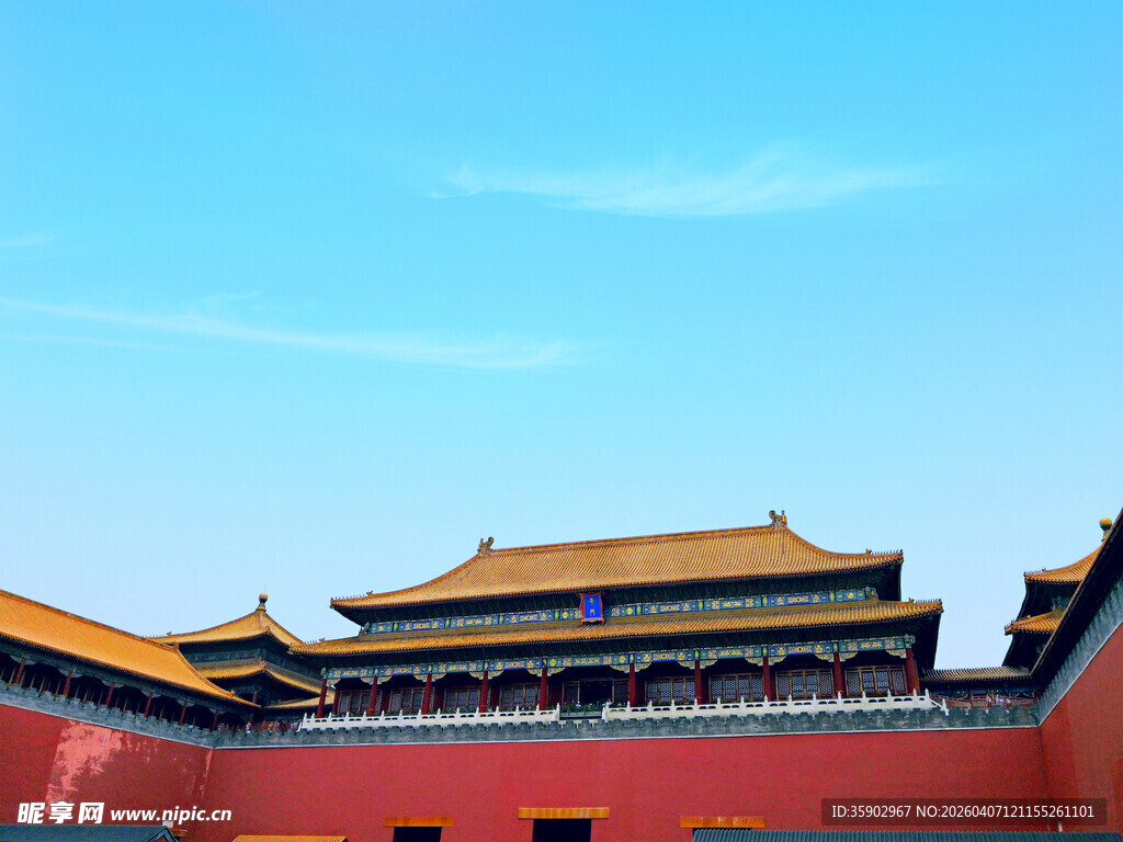 故宫红墙金顶建筑景观