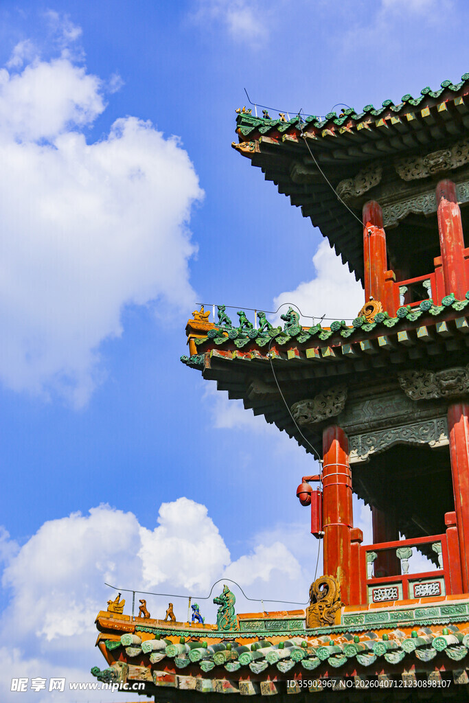 中式飞檐古建筑蓝天白云