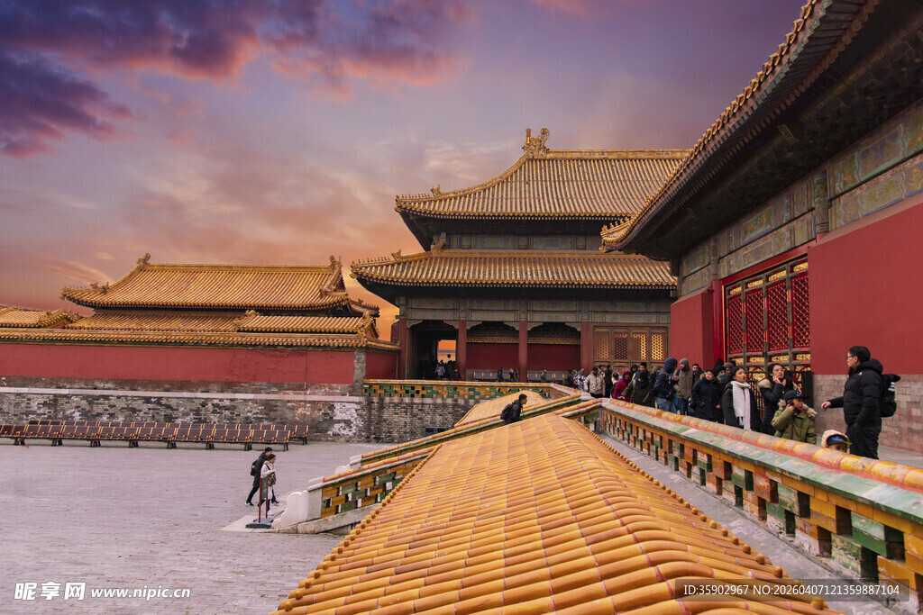 故宫雪景中的壮丽古建筑