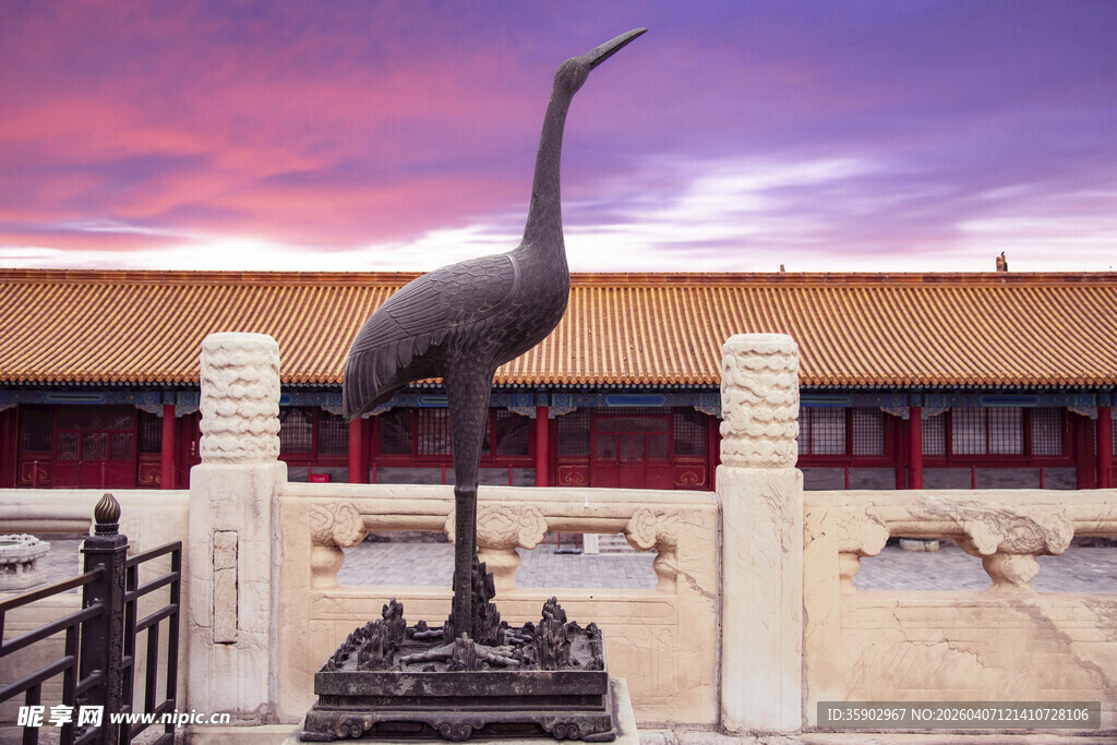 古建旁的仙鹤雕塑