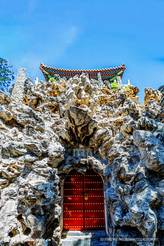 中式假山与红门古建筑景观