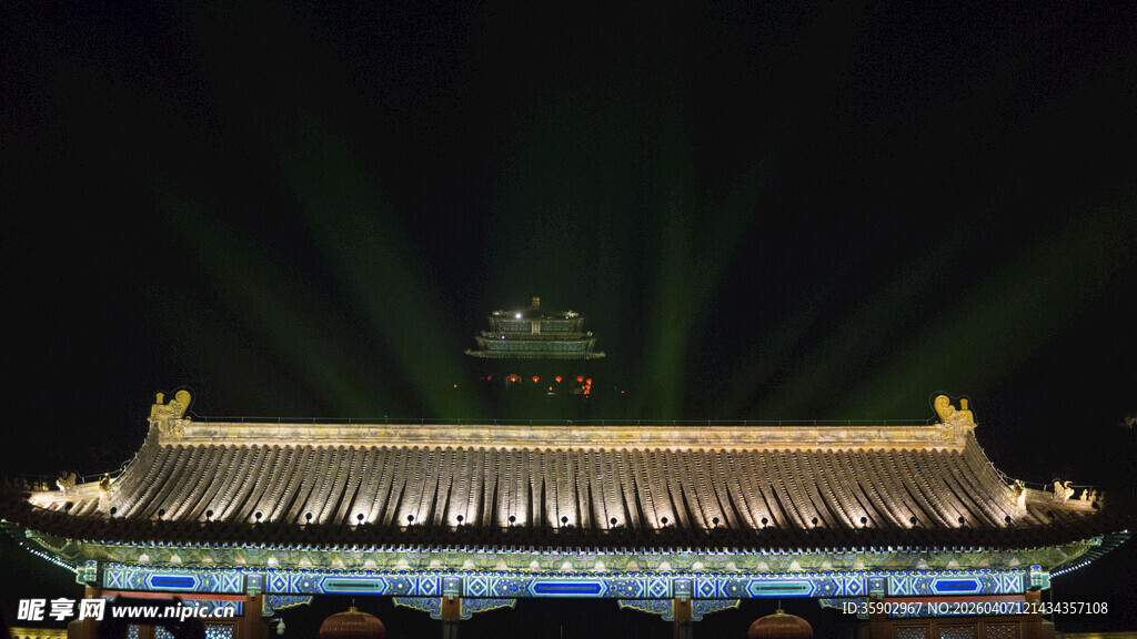 中式古建筑屋顶夜景