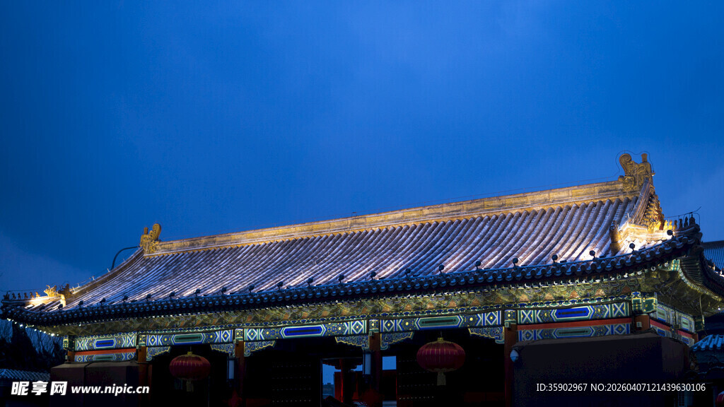 夜幕下的中式古建筑