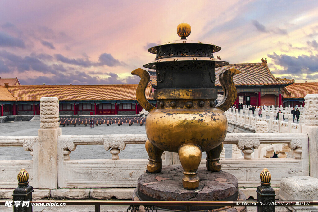 故宫前的精美鎏金铜鼎
