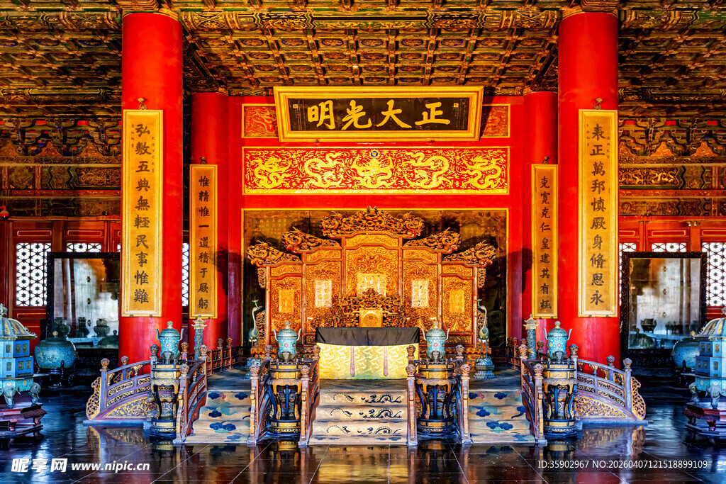 故宫太和殿内景庄严辉煌