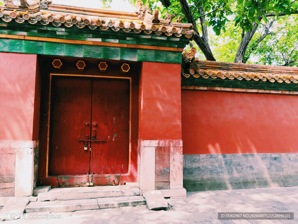 中式红墙宫门建筑一角