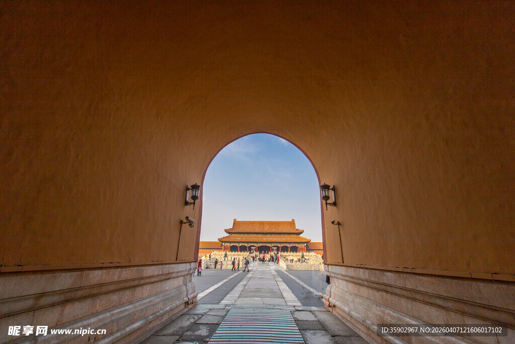 透过拱门看宏伟宫殿