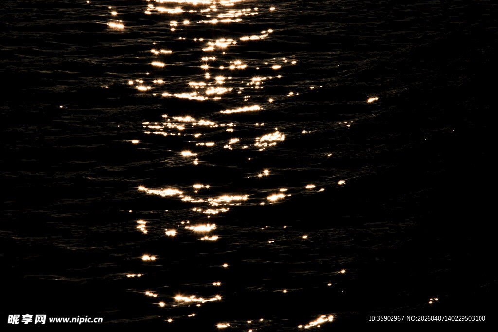 波光粼粼的水面夜景