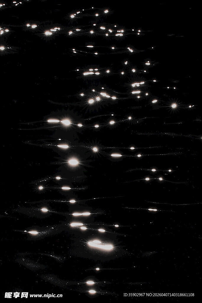 夜晚波光粼粼的水面