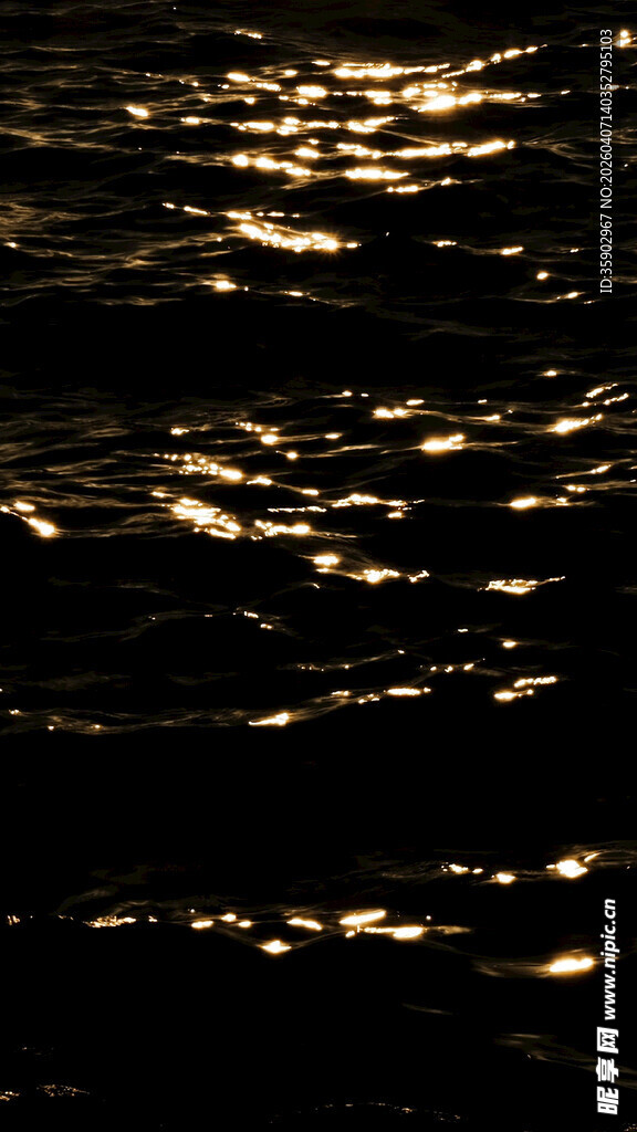 波光粼粼的水面夜景