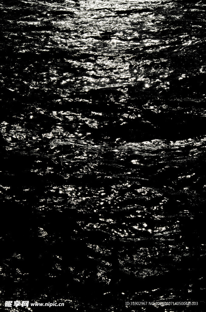 波光粼粼的水面