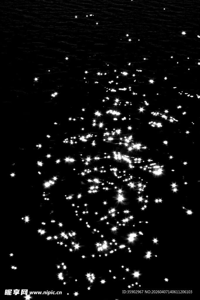 夜湖波光闪烁景象