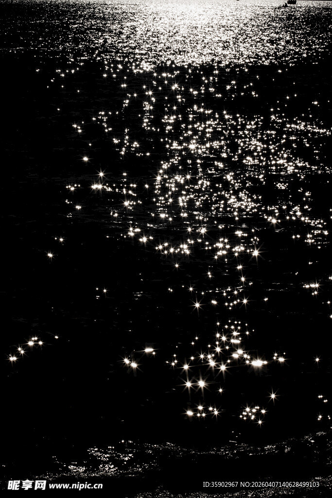 波光粼粼的水面夜景