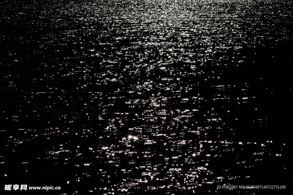 波光粼粼的水面