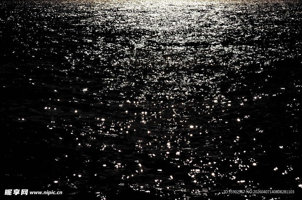 波光粼粼的水面夜景
