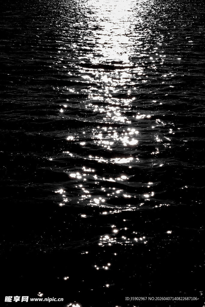 月光洒在波光粼粼的水面