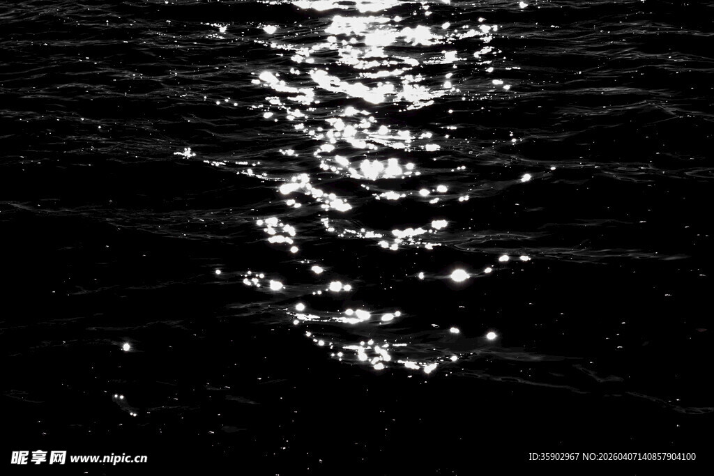 波光粼粼的水面映照月光