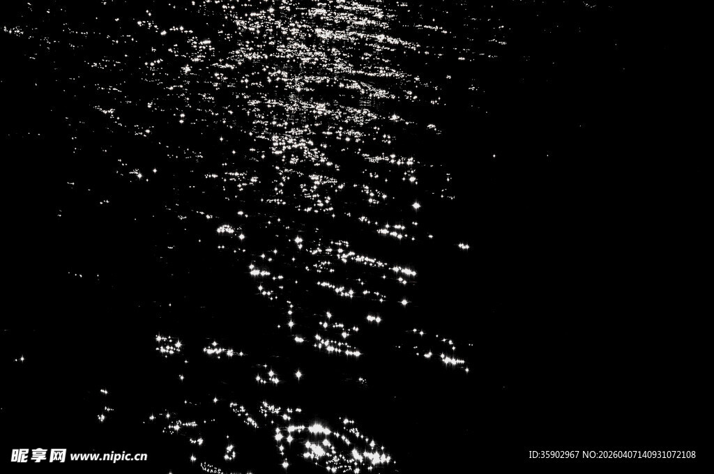 黑夜中波光粼粼的水面