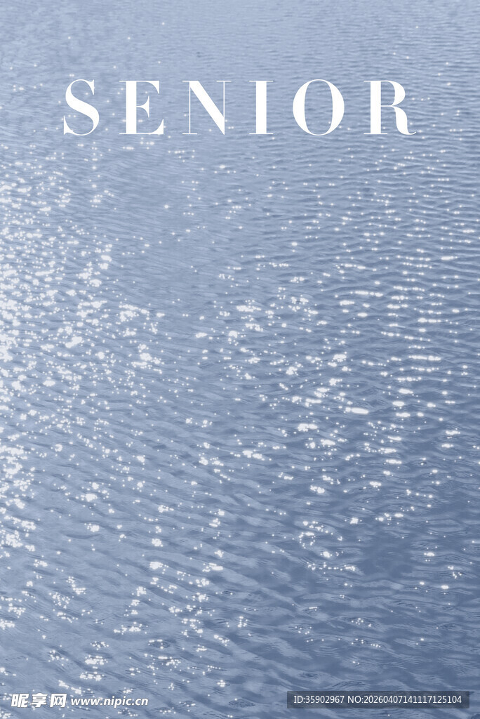 蓝色水面上的SENIOR字样