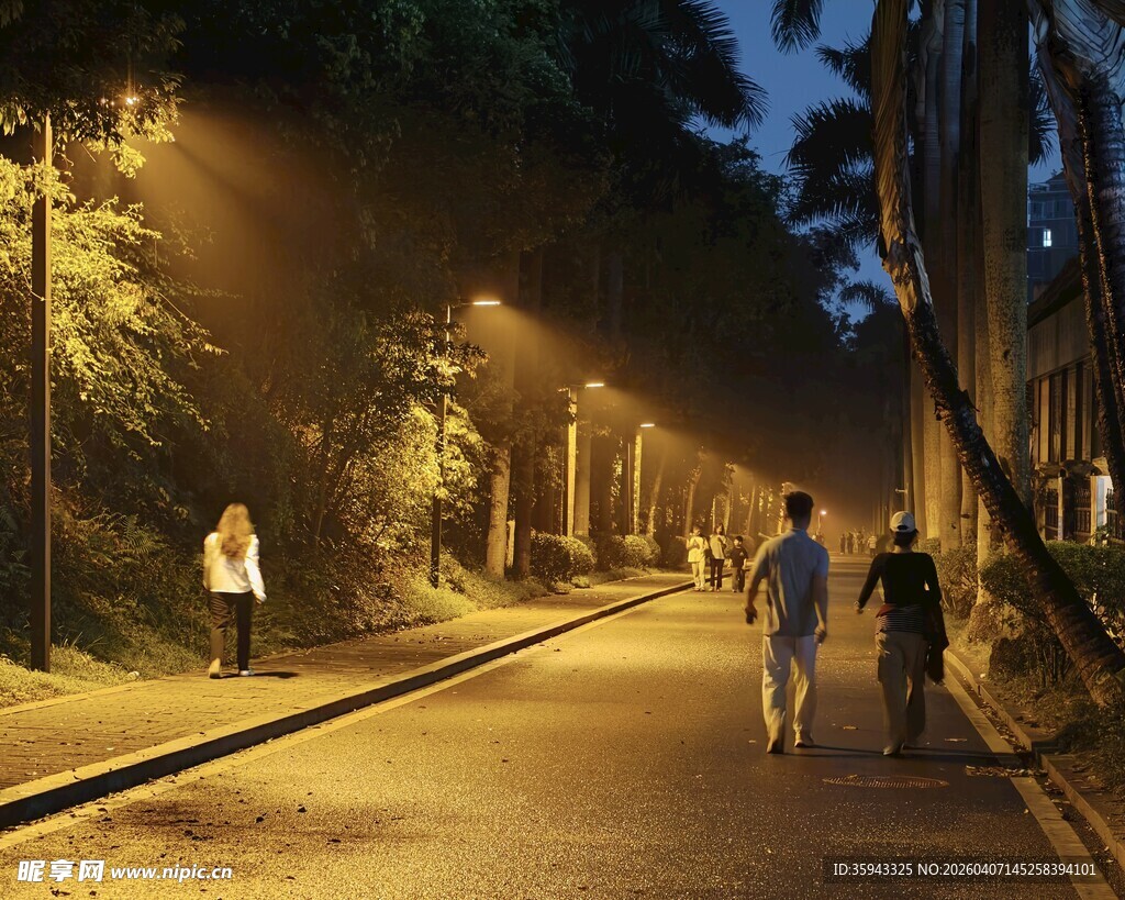 黄昏绿道中漫步的行人