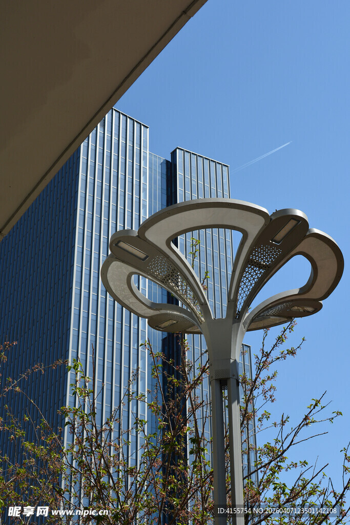 现代城市中的独特路灯景观