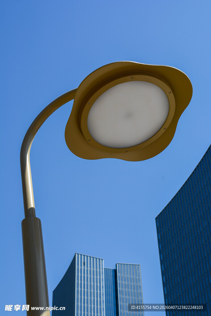 城市路灯与高楼蓝天景象