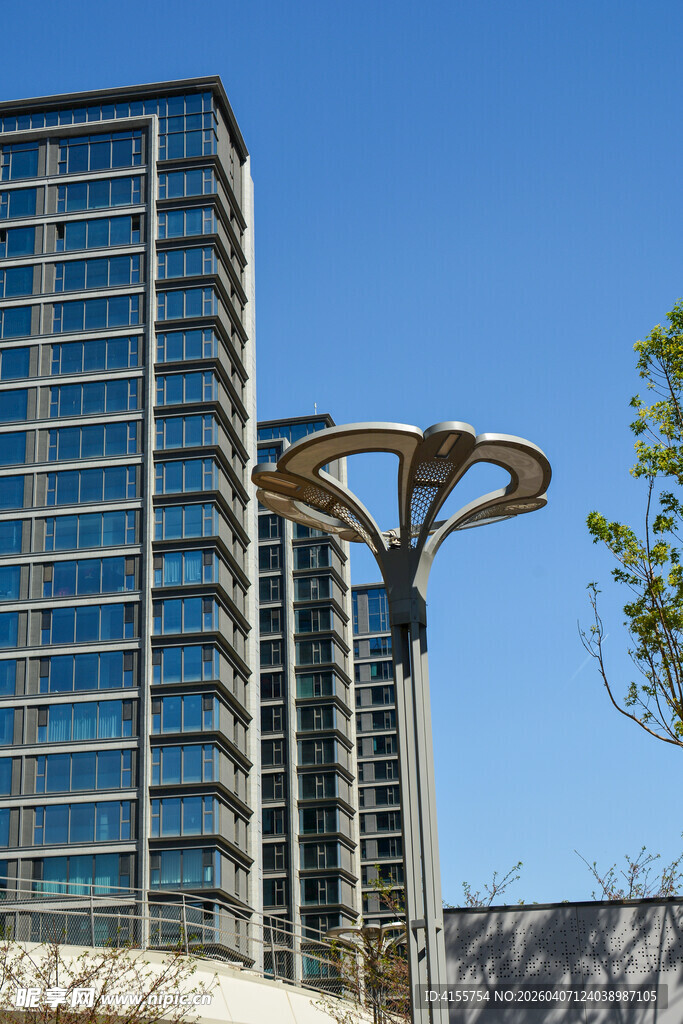 现代城市高楼与特色景观