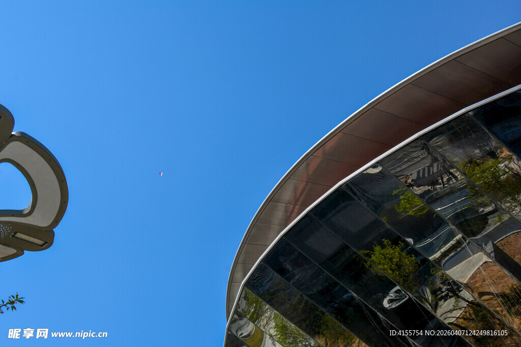 现代建筑与蓝天相映