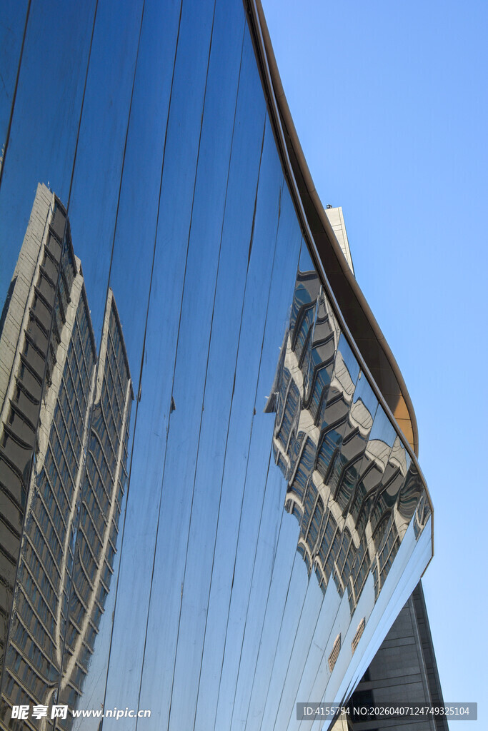 镜面建筑映照城市景致