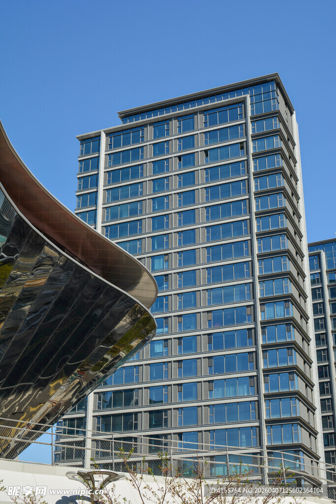 现代高楼与传统屋檐相映