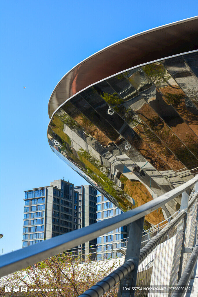现代建筑弧形镜面外观