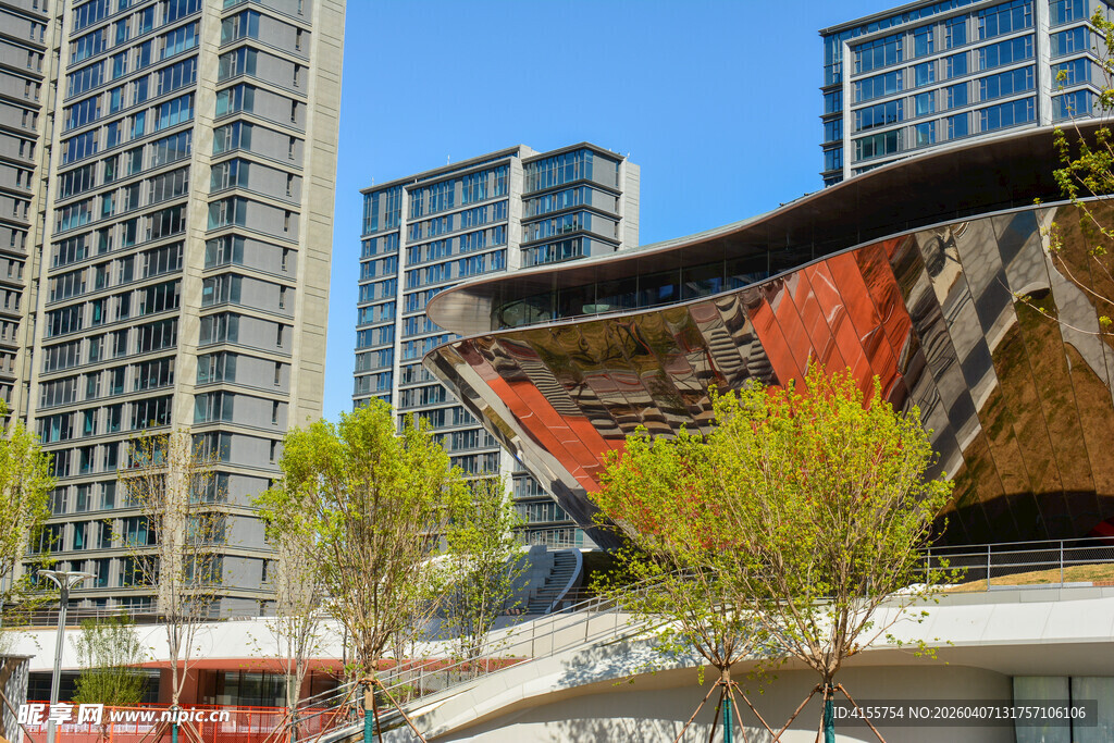 城市中独特造型的现代建筑