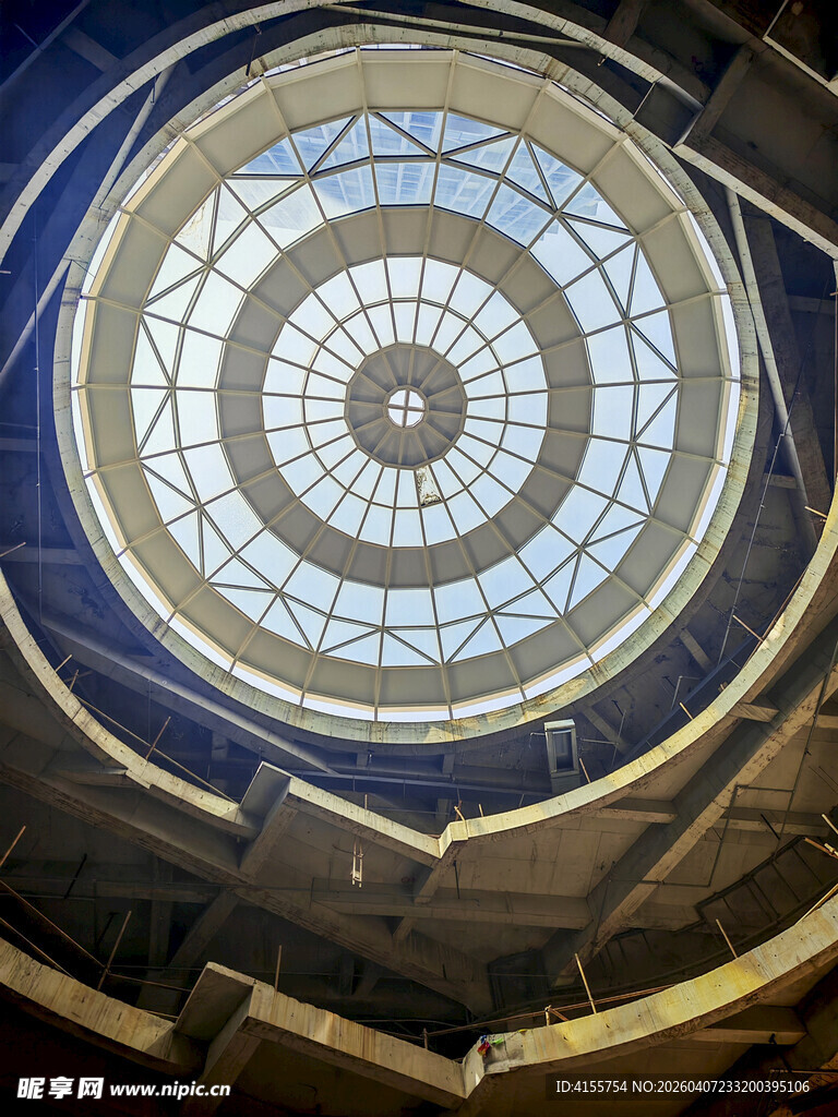 穹顶建筑内部壮观玻璃天幕