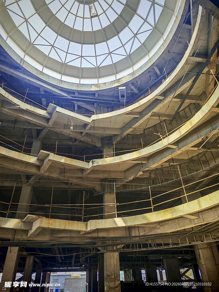 华丽穹顶下的多层建筑空间