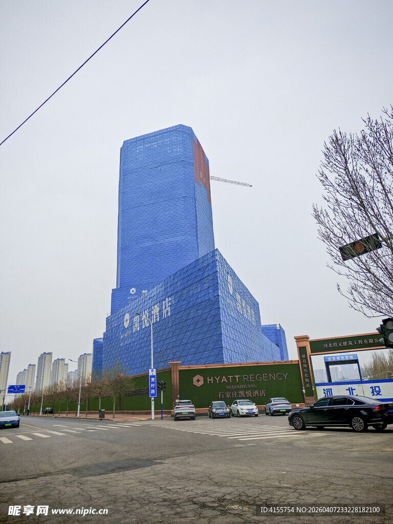 蓝色高楼建筑外观