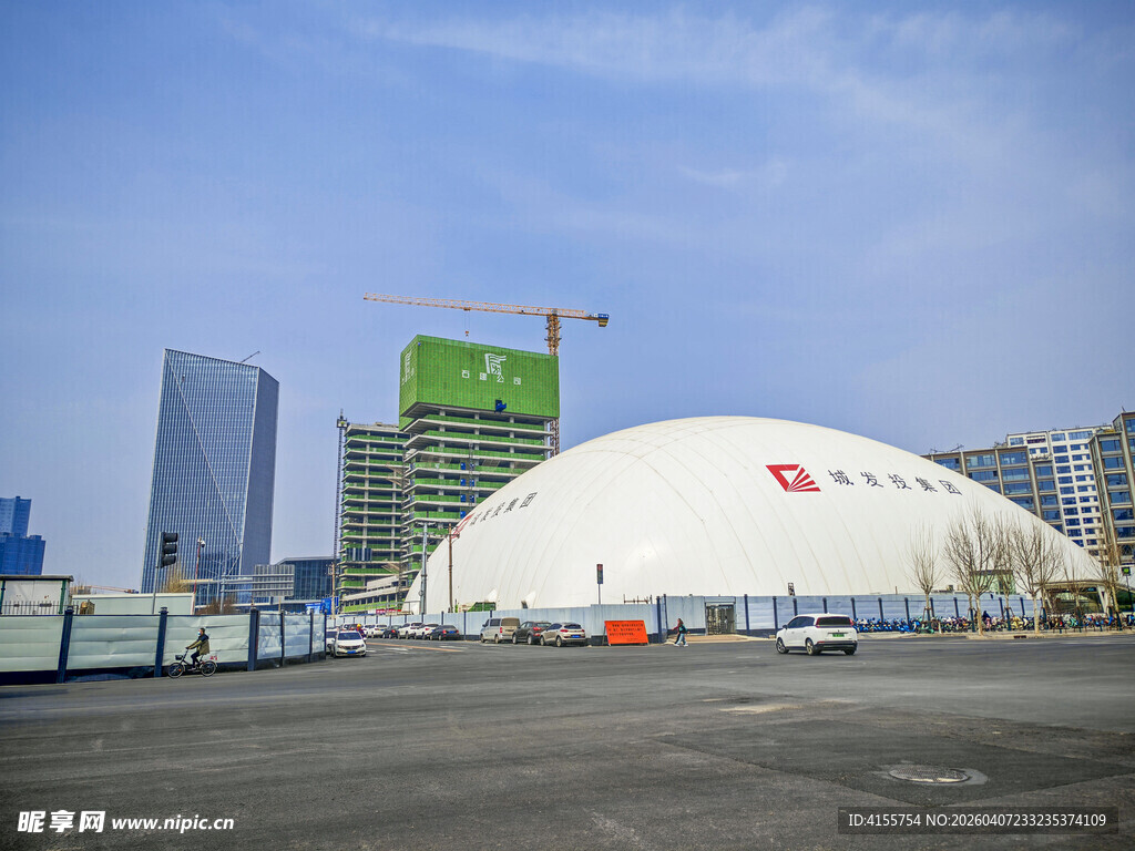 城市中的大型白色圆顶建筑