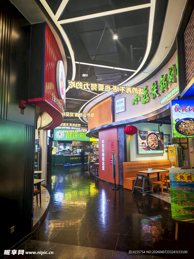 繁华商场内的多彩店铺